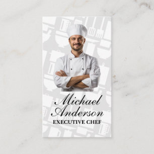 Chef glimlacht in uniform culinair restaurant visitekaartje