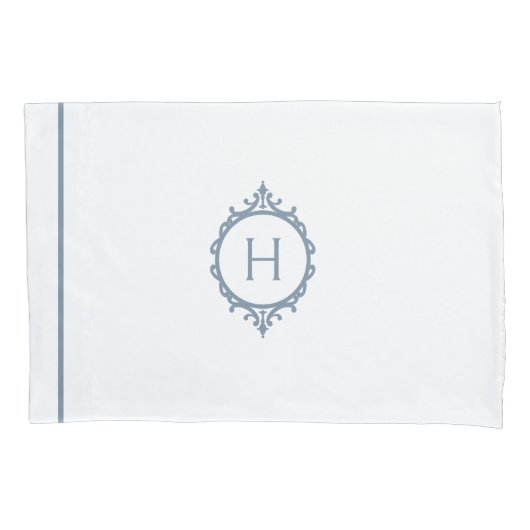 Chelsea Stormy Blauw en Wit Monogrammed Kussensloop (Voorkant-Links)
