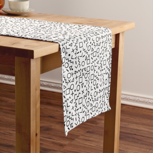 Chemin De Table Court 90's Noir & Blanc Retro Shapes Motif (In Situ)