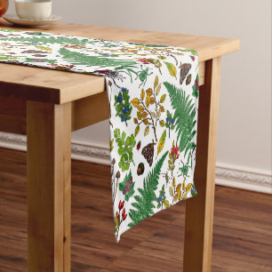 Chemin De Table Court Berries forestières, feuilles et buissons sur blan