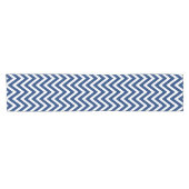 Chemin De Table Court Bleu moderne Chevron Stripes (Horizontal)