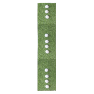 Chemin De Table Court Boule de golf sur l'herbe verte