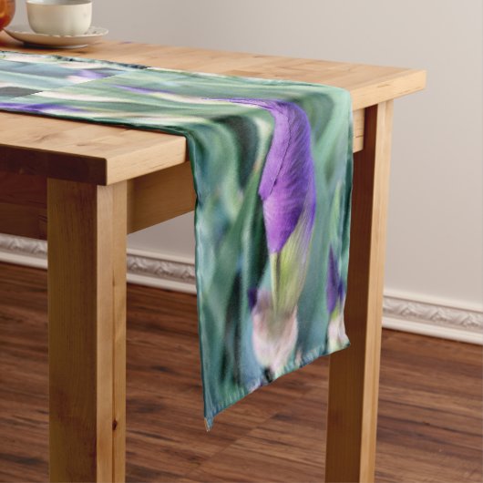 Chemin De Table Court bourgeon d'iris pourpre (In Situ)