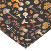 Chemin De Table Court Champignons sauvages sur le noir (Coin)