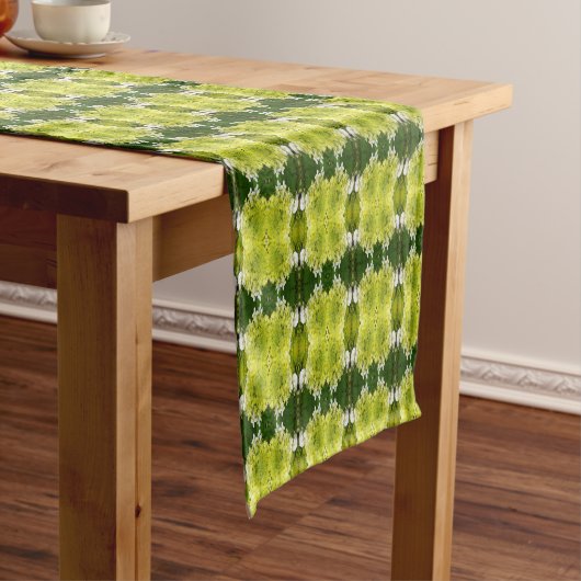 Chemin De Table Court Chartreuse Vert Abstrait Hydrangea Blooms Motif (In Situ)