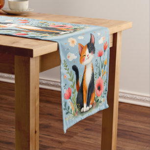 Chemin De Table Court Chat calicot souriant dans un jardin fleuri