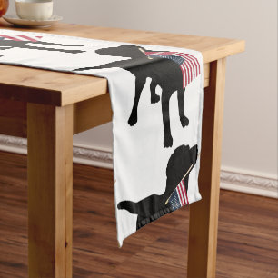 Chemin De Table Court Chien noir de laboratoire avec le drapeau