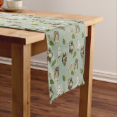 Chemin De Table Court Chouette en plumes mignonne Motif sur Sage Green (In Situ)