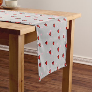 Chemin De Table Court Coeurs rouges sur gris