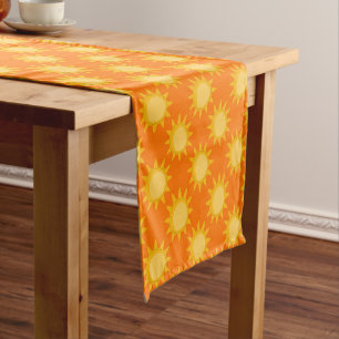 Chemin De Table Court Conception de motif de soleil sur fond orange