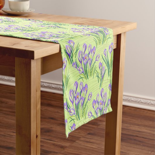 Chemin De Table Court Crocus sur vert clair (In Situ)