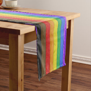 Chemin De Table Court Drapeau de fierté gay inclusif SlipperyJoe's à tex