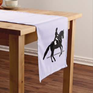 Chemin De Table Court Élégant cavalier en détresse exécutant une pir
