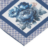 Chemin De Table Court Élégant fleurs bleues chinoiserie toile monogramme (Coin)