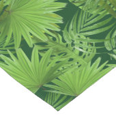 Chemin De Table Court Feuilles de palmiers verts tropicaux sur vert fore (Coin)