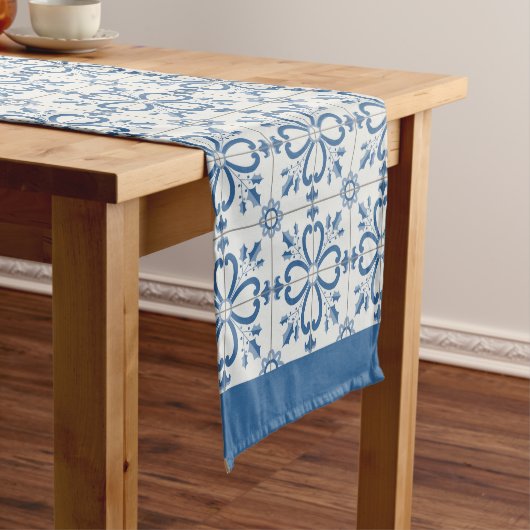 Chemin De Table Court Feuilles saints de Noël et pétales de fleurs (In Situ)