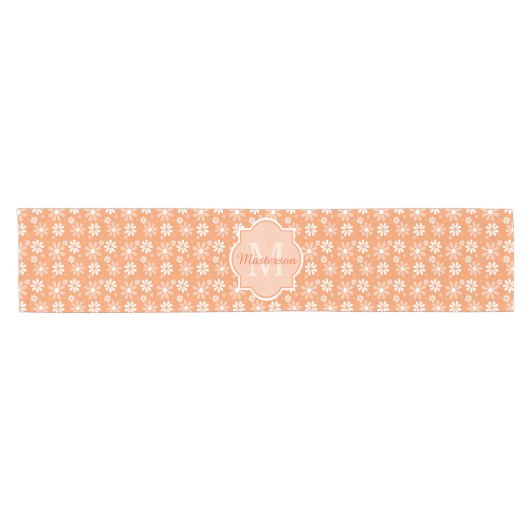 Chemin De Table Court Fille Monogramme mignon Orange Daisy Fleurs et nom (Horizontal)