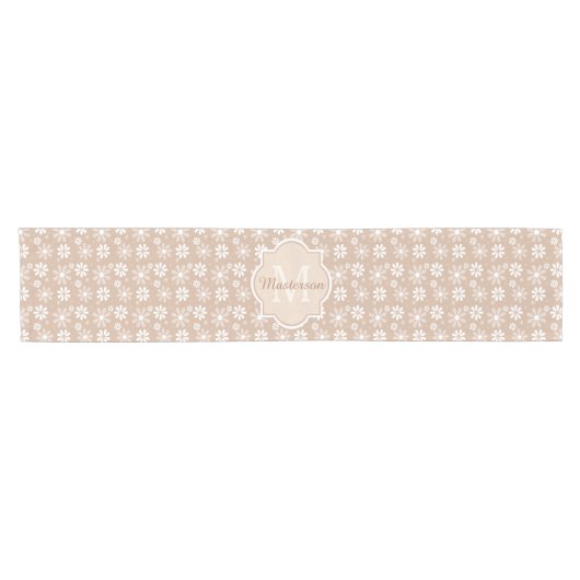Chemin De Table Court Fille Monogramme mignon Tan Daisy Fleurs et nom (Horizontal)