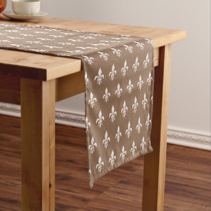 Chemin De Table Court Fleur de Lis en beige clair sur Taupe Tan