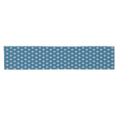 Chemin De Table Court Fleur de Lis en blanc sur Deep Cobalt Blue (Horizontal)