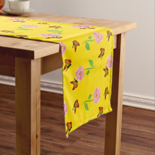 Chemin De Table Court fleurs aux papillons sur un arrière - plan jaune