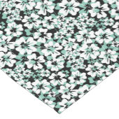 Chemin De Table Court Fleurs blanches, turquoise sur le noir. (Coin)