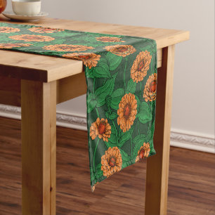 Chemin De Table Court Fleurs Zinnia orange, feuilles verts sur vert fonc