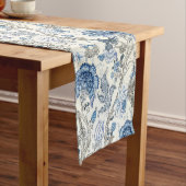 Chemin De Table Court Floral bleu scintillant sur le blanc d'hiver (In Situ)