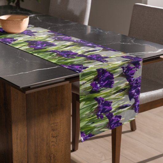 Chemin De Table Court Floral d'Irises violettes profondes