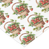 Chemin De Table Court Fraises fraîches dans un panier en osier (Coin)