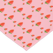 Chemin De Table Court Fraises rouges sur arrière - plan rose (Coin)