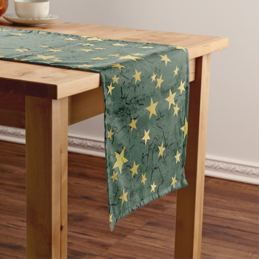 Chemin De Table Court Golden Stars ⭐ sur Green Table Runner (In Situ)