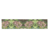 Chemin De Table Court Hydrangea d'automne en fleurs avec feuilles d'host (Horizontal)