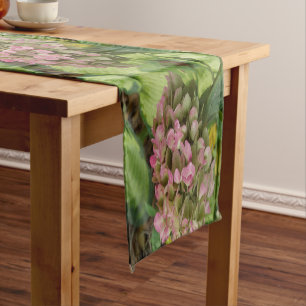 Chemin De Table Court Hydrangea d'automne en fleurs avec feuilles d'host