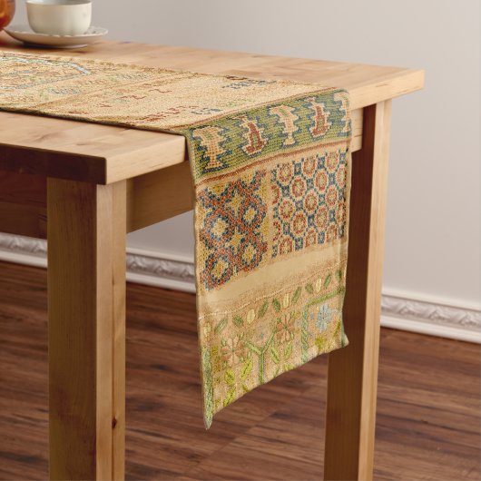 Chemin De Table Court Impression de sampler anglais antique de 1676 (In Situ)