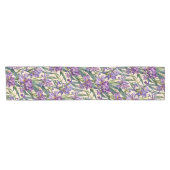 Chemin De Table Court Iris violet sur Ecru Scroll (Horizontal)