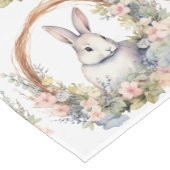Chemin De Table Court Lapin de Pâques dans une couronne de fleurs (Coin)