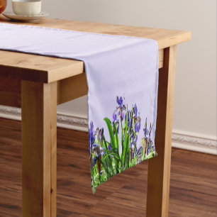 CHEMIN DE TABLE COURT L'ÉLÉGANTE FLEUR D'IRIS