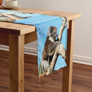 Chemin De Table Court L'Ours Koala Australien Dans Le Vieux Pin Arbre,