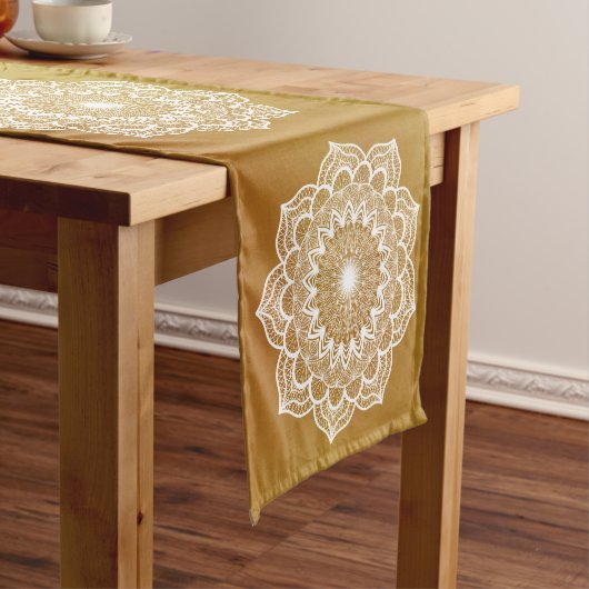 Chemin De Table Court Mandala blanc sur fond doré (In Situ)
