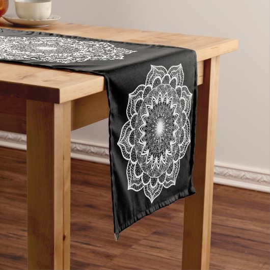 Chemin De Table Court Mandala blanc sur fond noir (In Situ)