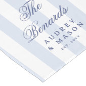 Chemin De Table Court Mariage Moderne Élégant Rayures Bleu Blanc Script (Coin)