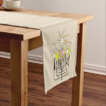 CHEMIN DE TABLE COURT MENORAH LIGHTS HANOUKKA<br><div class="desc">Un graphique Hanoukka menorah aux lumières vives pour célébrer le Festival des Lumières.</div>