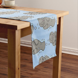 Chemin De Table Court Mignonne manatée bébé avec bulles illustration