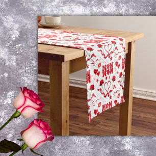 Chemin De Table Court MOM/WOW : Une lettre d'amour en rouge sur blanc  