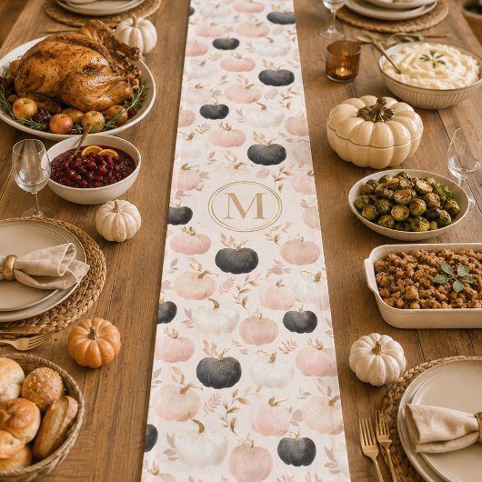 Chemin De Table Court Monogramme de citrouille moderne – Initiale person
