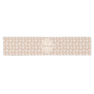 Chemin De Table Court Monogramme de fille Cute Tan Daisy Fleurs et nom