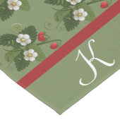 Chemin De Table Court Motif aux fraises Monogram sur Sage Green (Coin)