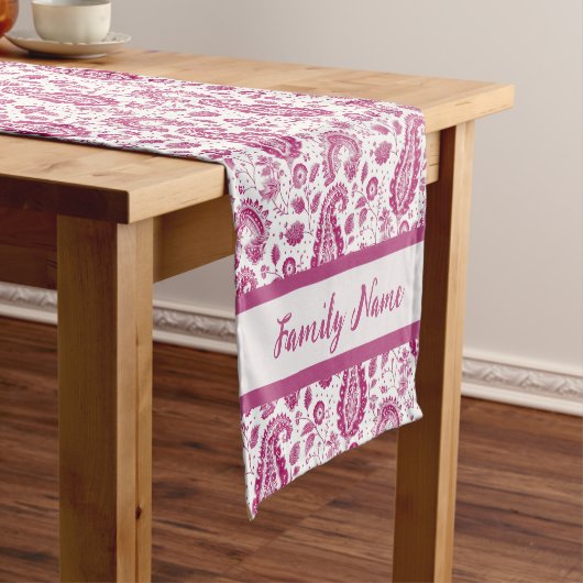 Chemin De Table Court Motif cachemire rose foncé Monogramme (In Situ)