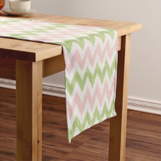 Chemin De Table Court Motif chevron géométrique rose et vert chic (In Situ)